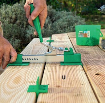 Isolert anneks: Bord til terrasse i isolert anneks trekkes på plass Isolert anneks: Terrassebord til isolert anneks med terrasse, trekkes på plass med spesiell tang